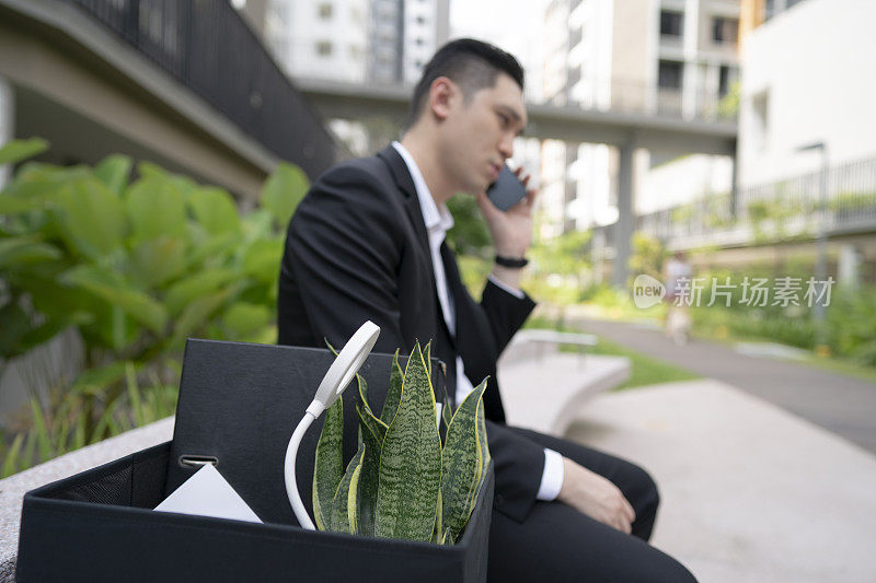 一名亚洲男子在失业/裁员后打电话